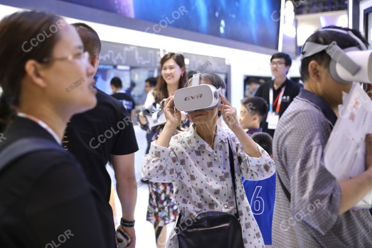 数字时代的老年人，老人在京交会现场体验VR技术